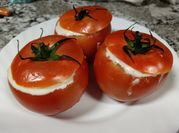 Una foto de tomates rellenos al microondas