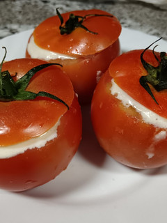 Una foto de Tomates rellenos de ajo blanco y atún. #singluten