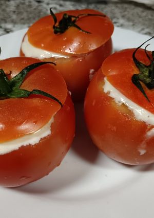 Una foto de Tomates rellenos de ajo blanco y atún. #singluten