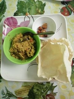 ஹோட்டல் பிசிபேளாபாத் அப்பளம் (Bisi bele bath recipe in tamil) செய்முறை முக்கிய புகைப்படம்