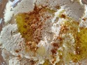 Una foto de hummus de garbanzos