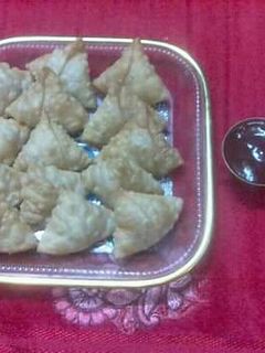 मूँग दाल मिनी समोसे (Moong Dal Mini Samose recipe in Hindi) रेसिपी मुख्य फोटो
