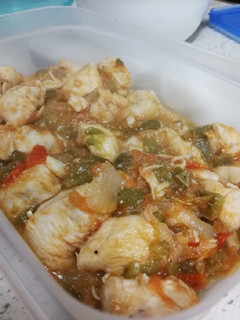 Una foto de Pollo con verduras
