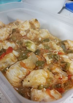 Una foto de Pollo con verduras