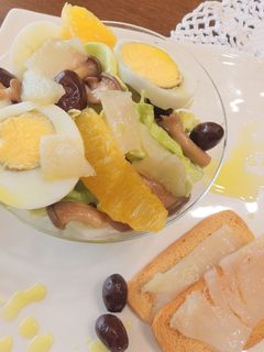 Una foto de Ensalada de bacalao ahumado y setas
