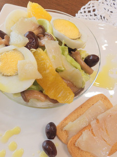 Una foto de Ensalada de bacalao ahumado y setas