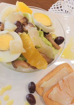 Una foto de Ensalada de bacalao ahumado y setas