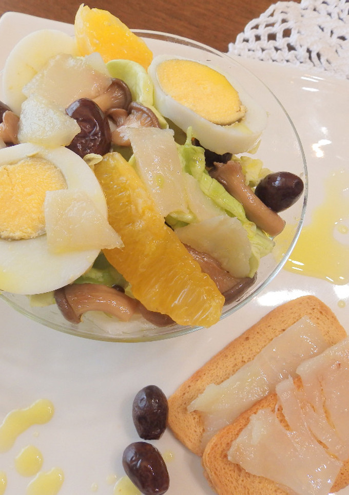Una foto de Ensalada de bacalao ahumado y setas