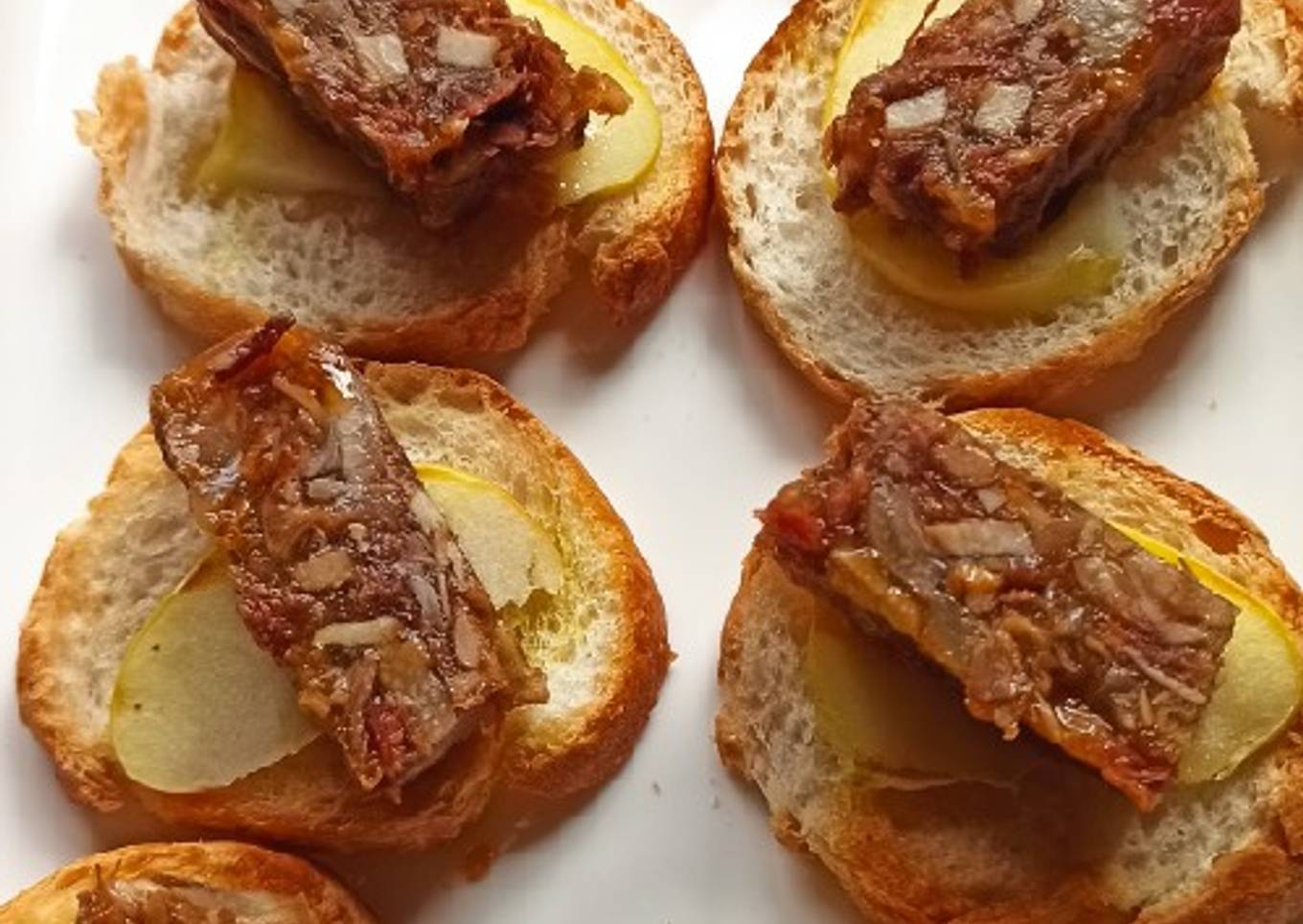 Manitas de cerdo en gelatina de tomate