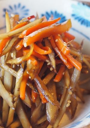 Una foto de Kinpira gobo(きんぴらごぼう) Comida japonesa