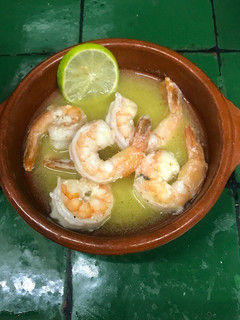 Una foto de Camarones con mantequilla y limón