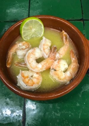 Una foto de Camarones con mantequilla y limón