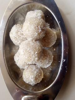 નાળિયેરના લાડુ (Coconut Ladoo Recipe In Gujarati) રેસીપી મુખ્ય ફોટો