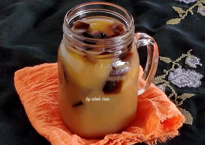 Langkah Mudah untuk Membuat Es Teh Campur Cincau hitam Anti Gagal