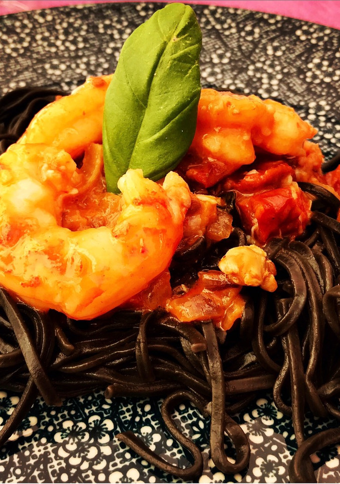 Una foto de Tallarines negros thai!!