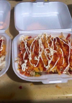 Una foto de Yaroa de plátano maduro y pollo
