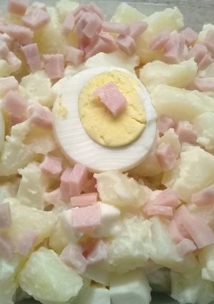 Una foto de Ensalada de papas con jamón