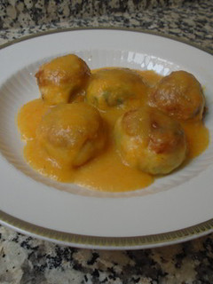 Una foto de Albóndigas de garbanzos y espinacas con salsa de albaricoque