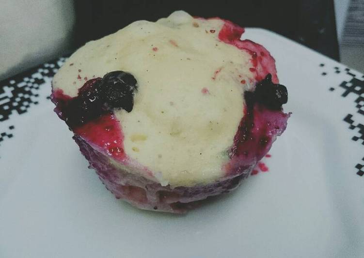 Bolo de caneca com mirtilo