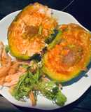 Quả bơ và trứng chiên cho bữa sáng