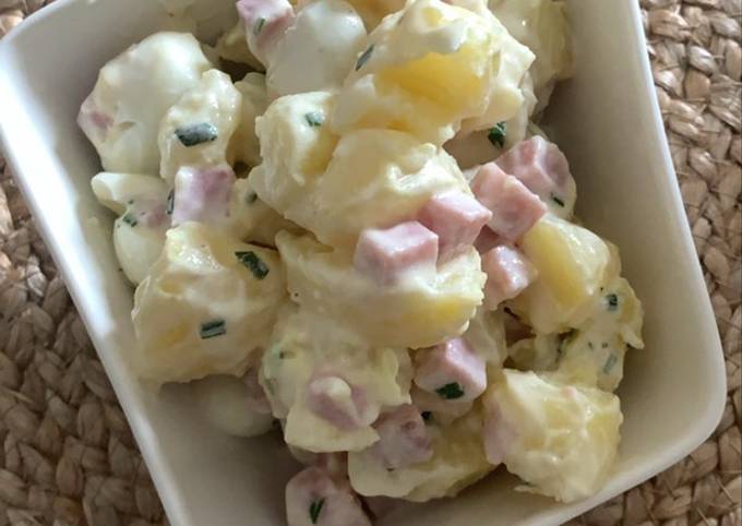 Salade tiède pommes de terre, œufs de caille, jambon et sa sauce au yaourts