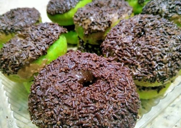 Donat pandan coklat