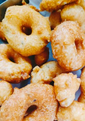 मेडू वड़ा (medu vada recipe in Hindi) रेसिपी मुख्य फोटो
