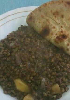 A picture of Green Grams and chapati for one.