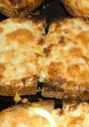 Sütőben sült tojáskrémes és kolbászos melegszendvics recept fotója