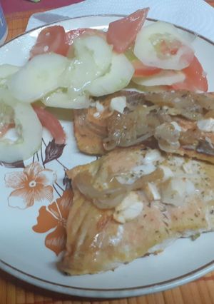 Una foto de Salmón con ensalada (Dieta)