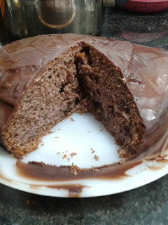 Una foto de Browniecoco relleno de mermelada de fresa con cobertura de choco