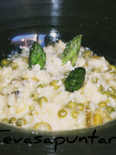 Una foto de Risotto de espárragos, setas y guisantes