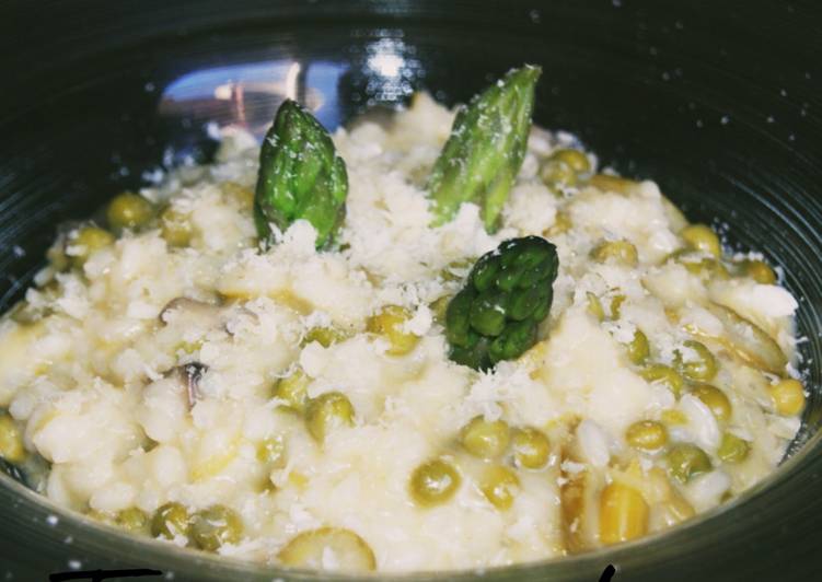 Risotto de espárragos, setas y guisantes