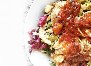 Foto principal de Ensalada tibia de pollo, queso de cabra y tomate pochado al módena