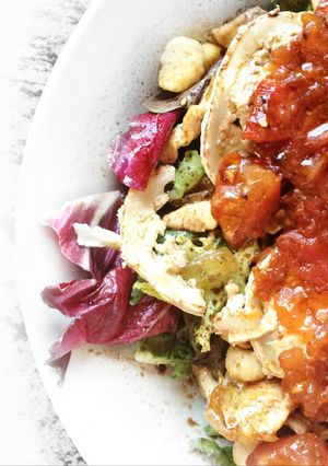 Una foto de Ensalada tibia de pollo, queso de cabra y tomate pochado al módena