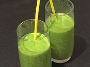 Una foto de batido de kiwi y pera