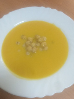Una foto de Crema de calabaza con salteado de garbanzos al ajillo