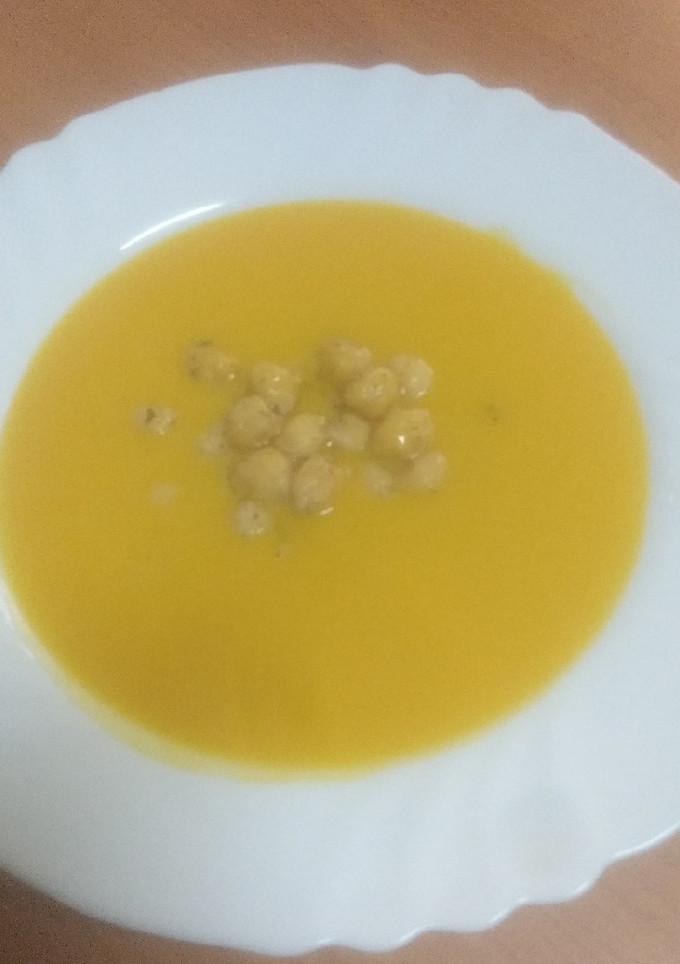 Una foto de Crema de calabaza con salteado de garbanzos al ajillo