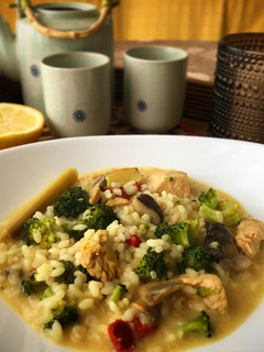 Una foto de Arroz thai de curry y coco con pavo y setas