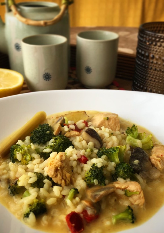 Una foto de Arroz thai de curry y coco con pavo y setas