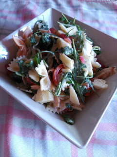 Una foto de Ensalada de pasta con rúcula, granada, pollo y queso