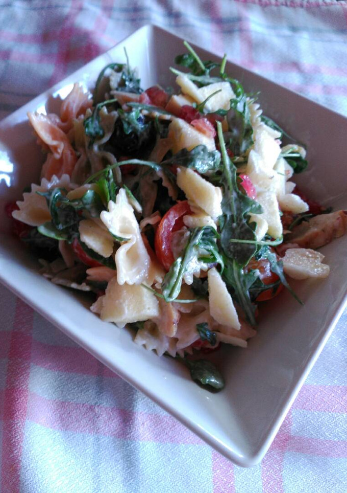 Una foto de Ensalada de pasta con rúcula, granada, pollo y queso