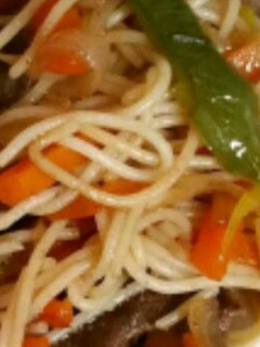 Una foto de Wok de vegetales con fideos facilísimo