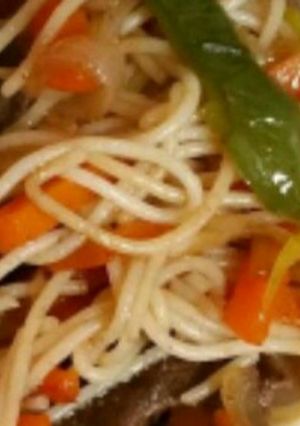 Una foto de Wok de vegetales con fideos facilísimo