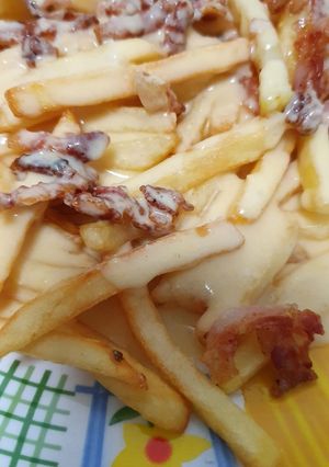 Una foto de Patatas fritas con salsa de cheddar y bacon 🍟🧀🥓
