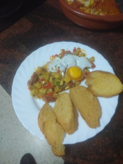 Una foto de Huevos al plato con chorizo y peinetas de pan