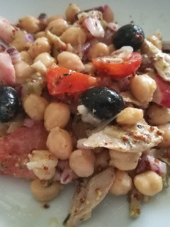 Una foto de Ensalada primaveral de garbanzos con tomates y ventresca de atún