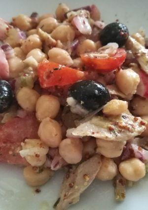 Una foto de Ensalada primaveral de garbanzos con tomates y ventresca de atún