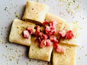 Una foto di primi con il guanciale e formaggio