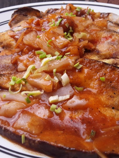 Una foto de Berenjenas🍆empanizadas en salsa de miel🍯 y ajo🌰